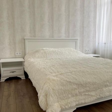 Pride Apartment Lviv Bagian luar foto