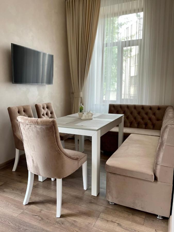 Pride Apartment Lviv Bagian luar foto